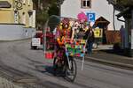 Radfahrer als Teilnehmer an einem Karnevalsumzug in Kautenbach (L).