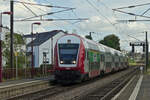 Steuerwagen 008 vorraus, geschoben von CFL Lok 4002, aus der Stadt Luxemburg kommend, fhrt in die Haltestelle Lamadelaine ein.