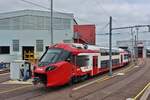 Triebzug 2410 steht in der Abstellung neben der Straenbahnhaltestelle: Lyce Bonnevoie, gesehen als wir an der Haltestelle ausgestiegen sind, von der Strae aus mit dem Hndy durch den Zaun aufgenommen. 24.07.2024  
Dieser Triebzug wurde am 28.09. als erster dieser Baureihe, offiziell im Regelverkehr eingesetzt. 