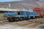 4-achsiger Drehgestell-Flachwagen mit klappbare Stirnborden und Drehrungen, 31 82 3517 210-9 L-CFLCA, der Gattung Rnss, der CFL Cargo, am 24.03.2021 beladen mit Profilstahl im Zugverband bei der