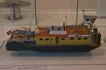 Schiffsmodell des Dreischraubenschubschiffes „Melk“, Modell 1:50, Technische Daten des Originals, L 35 m; B 11,4 m; Tiefgang 1,33 m; Leistung 2,650 kW; gebaut 1975, von den