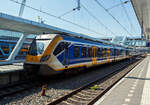 Der NS dreiteilige SNG 2327 (Sprinter Nieuwe Generatie), ein CAF Civity Triebzug steht am 29 April 2025 abfahrtbereit im Bahnhof Arnhem Centraal (Arnheim Hbf).

Die Sprinter Nieuwe Generatie (SNG) sind elektrische Triebwagen der NS - Nederlandse Spoorwegen N.V. (Niederlndische Eisenbahnen AG). Die elektrischen niederflurigen Triebzge werden vom spanischen/baskischen Unternehmen CAF (Construcciones y Auxiliar de Ferrocarriles) in Beasain (E) seit 2017 hergestellt. Sie gehren zur CAF Civity-Familie. Bei der NS sind dreiteilige Sprinter-Triebzge (Serie 2300/3000) und vierteilige Sprinter-Triebzge (Serie 2700) im Regionalverkehr im Einsatz. 

Im Jahre 2014 gaben die Nederlandse Spoorwegen beim spanischen Hersteller CAF die Lieferung von 118 Zgen des Typs Civity in Auftrag. Die Bestellung umfasst eine Kapazitt von 20.000 Sitzpltzen und soll fr Sprinter-Zge im Regionalverkehr verwendet werden. Der erste Zug wurde auf dem Gelnde von CAF in Beasain getestet. Im Mrz 2017 fanden weitere Probefahrten auf dem Eisenbahnversuchsring Velim in Tschechien statt. Hierbei legte der Zug bereits 40.000 Kilometer zurck. Anschlieend wurde seine Bestndigkeit bei winterlichen Verhltnissen in einer Klimakammer in Wien geprft. Am 14. September 2017 wurde der erste Zug in die Niederlande berfhrt und im Folgemonat in der Werkstatt der Nederlandse Spoorwegen in Amsterdam-West offiziell vorgestellt. Die brigen Fahrzeuge wurden im Laufe des Jahres 2018 per Schiff ins Hafengebiet von Rotterdam verfrachtet und daraufhin von Lastkraftwagen zur Werkstatt Zaanstraat in Amsterdam-West transportiert. Im August desselben Jahres erhielten die Zge ihre Zulassung fr den Einsatz im Personenverkehr. Somit konnten die Nederlandse Spoorwegen Testfahrten zwischen Haarlem und Alkmaar, Amersfoort und Apeldoorn sowie Arnhem und Zwolle durchfhren. Mit Beginn des neuen Jahresfahrplans vom 9. Dezember 2018 begann der offizielle Einsatz der Sprinter Nieuwe Generatie. Noch im selben Monat machten die Nederlandse Spoorwegen die Bestellung von 88 weiteren Zgen bekannt. Der Sprinter Nieuwe Generatie der NS war der erste Groauftrag fr Civity-Zge der CAF.

Allgemeiner Aufbau:
Die Zge bestehen aus drei oder vier Wagenteilen, die Endwagenteile ruhen jeweils auf einem normalen Trieb-Drehgestell und einem Jakobsdrehgestell als Laufdrehgestell, so ist die Achsfolge Bo’(2’)(2’)Bo’. So ruht das mittlere Wagenteil auf zwei Jakobsdrehgestellen. Bei den vierteiligen Zgen kommen zwei Jakobsdrehgestelle hinzu und das mittlere Jakobsdrehgestell ist dann zudem als Triebdrehgestell ausgefhrt, so ist die Achsfolge Bo’(2’)(Bo’)(2’)Bo’. Durch Jakobsdrehgestelle erhalten die Zge breite bergnge, wie sie auch bei U-Bahnen und Straenbahnen blich sind. Dies sorgt fr eine bessere Verteilung der Fahrgste im Zug und ein hheres Sicherheitsgefhl der Fahrgste durch die verbesserte bersicht im Zug. Der Boden befindet sich auf gleicher Hhe mit den Bahnsteig-Plattformen, wodurch der Zugang in den Zug erleichtert wird. Die Tren sind mit ausziehbaren Stufen ausgestattet, sodass Rollstuhlfahrer ohne groen Kraftaufwand einsteigen knnen.

Die Zge werden mit ATB-EG, dem traditionellen Sicherungssystem des Hauptschienennetzes, und dem europischen Sicherungssystem ETCS ausgestattet, sodass die Zge auch in Zukunft auf den niederlndischen Schienen verkehren knnen. Das elektrische System fr diese Zge wird von der Mitsubishi Electric Corporation geliefert.

Interieur / Innemraum:
Die Zge sind mit rollstuhlgerechten Toiletten ausgestattet. Diese fehlten lngere Zeit im Sprinter Lighttrain, was zu ffentlichen Protesten und einem Antrag im Reprsentantenhaus fhrte. Jeder Zug verfgt auerdem ber spezielle Bereiche fr Rollsthle und Faltrder. Die Zge sind mit Steckdosen und USB-Anschlssen fr die erste und zweite Klasse ausgestattet. Durch den Einsatz von Sicherungen wird sichergestellt, dass die Fahrgste nicht zu viel Strom verbrauchen und der Zug weiterhin ordnungsgem funktioniert.

Auenfarbwechsel:
Anfangs hatten die SNG-Zge, wie auch andere Triebzge, eine dunkelblaue Front. Whrend diese Frbung den europischen Standards entsprach, machte die Kombination aus der dunklen Farbe und dem groen Fenster es schwierig, den Zug von Bahnbergngen aus zu sehen. Der Mangel an Sichtbarkeit war die Hauptursache fr eine Kollision zwischen einem Traktor und einem SNG an einem unbesicherten Bahnbergang im Mai 2020, bei dem der Lokfhrer gettet wurde. Die NS beschloss, die Farbe der Fronten von Triebzgen in Gelb zu ndern, von denen der erste im Mai 2021 seinen Dienst aufnahm. Die NS musste so die 150 bereits gelieferten SNG-Triebzge neu lackieren, whrend die neuen Zge von CAF mit der „gelben“ Front geliefert wurden. Der bergang zur neuen Farbe war bis August 2022 nahezu abgeschlossen. Eine hnliche nderung wurde 2023 an den FLIRT-Zge vorgenommen.

TECHNISCHE DATEN dreiteilige SNG, vierteilige SNG in Klammern:
Hersteller: Construcciones y Auxiliar de Ferrocarriles (CAF), Beasain (E)
Herstellertype: CAF Civity
Baujahre: 2017 bis 2023
Nummerierung: 2301-2368, 3001-3050 / (2701-2788)
Anzahl: 206, davon 118 dreiteilige und 88 vierteilige SNG
Spurweite: 1.435 mm (Normalspur)
Achsfolge: Bo′2′2′Bo′ / (Bo′2′Bo′2′Bo′)
Lnge ber Kupplung: 59.560 mm / (75.760 mm)
Breite: 2.880 mm
Hhe: 4.300 mm
Treib- und Laufraddurchmesser: 850 mm (neu) / 780 mm (abgenutzt)
Traktionssystem:	Mitsubishi Electric MAP-243-15VD288 (SiC- IGBT VVVF)
Traktionswechselrichter: 2 Mitsubishi MAP-243-15VD288
Fahrmotoren: 4 (bzw. 6) Stck Ssynchron-Drehstrommotoren vom Typ Mitsubishi MB-5165-A mit einer Leistung von je 240 kW (bei Vierteiler 6 Motore)
Getriebe: CAF MIIRA AHHD-430-4.822-1 (Nennleistung 220 kW / 2.192 Nm)
bersetzungsverhltnis: 1 : 4,822
Traktionsnennleistung: 1.600 kW / (2.400 kW)
Hchstgeschwindigkeit: 160 km/h, Planmig 140 km/h
Beschleunigung: 1,3 m/s
Bremsverzgerung: 1,1 m/s 
Eigengewicht: 110 t / (138 t)
Fubodenhhe: 760 mm (Einstiegsbereich)
Anzahl der Doppeltren je Seite: 6 / (8) [Elektrische Schwenkschiebetren 1.300 mm breit]
Sitzpltze (gesamt): 148 / (200)
Sitzpltze in der 1. Klasse: 19 (38)
Sitzpltze in der 2. Klasse: 125 / (156)
Anzahl der Klappsitze: 4 / (6)
Fahrradpltze: 2 (fr ein Fahrradland wie Holland recht wenig)
Stehpltze (4 Pers./m): 148 / (161)
Stromsystem: 1.500 V DC (Gleichstrom)
Kupplung: Scharfenberg
