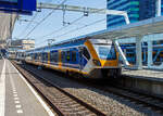 Der NS dreiteilige SNG 2327 (Sprinter Nieuwe Generatie), ein CAF Civity Triebzug steht am 29 April 2025 abfahrtbereit im Bahnhof Arnhem Centraal (Arnheim Hbf).

Die Sprinter Nieuwe Generatie (SNG) sind elektrische Triebwagen der NS - Nederlandse Spoorwegen N.V. (Niederlndische Eisenbahnen AG). Die elektrischen niederflurigen Triebzge werden vom spanischen/baskischen Unternehmen CAF (Construcciones y Auxiliar de Ferrocarriles) in Beasain (E) seit 2017 hergestellt. Sie gehren zur CAF Civity-Familie. Bei der NS sind dreiteilige Sprinter-Triebzge (Serie 2300/3000) und vierteilige Sprinter-Triebzge (Serie 2700) im Regionalverkehr im Einsatz. 

Im Jahre 2014 gaben die Nederlandse Spoorwegen beim spanischen Hersteller CAF die Lieferung von 118 Zgen des Typs Civity in Auftrag. Die Bestellung umfasst eine Kapazitt von 20.000 Sitzpltzen und soll fr Sprinter-Zge im Regionalverkehr verwendet werden. Der erste Zug wurde auf dem Gelnde von CAF in Beasain getestet. Im Mrz 2017 fanden weitere Probefahrten auf dem Eisenbahnversuchsring Velim in Tschechien statt. Hierbei legte der Zug bereits 40.000 Kilometer zurck. Anschlieend wurde seine Bestndigkeit bei winterlichen Verhltnissen in einer Klimakammer in Wien geprft. Am 14. September 2017 wurde der erste Zug in die Niederlande berfhrt und im Folgemonat in der Werkstatt der Nederlandse Spoorwegen in Amsterdam-West offiziell vorgestellt. Die brigen Fahrzeuge wurden im Laufe des Jahres 2018 per Schiff ins Hafengebiet von Rotterdam verfrachtet und daraufhin von Lastkraftwagen zur Werkstatt Zaanstraat in Amsterdam-West transportiert. Im August desselben Jahres erhielten die Zge ihre Zulassung fr den Einsatz im Personenverkehr. Somit konnten die Nederlandse Spoorwegen Testfahrten zwischen Haarlem und Alkmaar, Amersfoort und Apeldoorn sowie Arnhem und Zwolle durchfhren. Mit Beginn des neuen Jahresfahrplans vom 9. Dezember 2018 begann der offizielle Einsatz der Sprinter Nieuwe Generatie. Noch im selben Monat machten die Nederlandse Spoorwegen die Bestellung von 88 weiteren Zgen bekannt. Der Sprinter Nieuwe Generatie der NS war der erste Groauftrag fr Civity-Zge der CAF.

Allgemeiner Aufbau:
Die Zge bestehen aus drei oder vier Wagenteilen, die Endwagenteile ruhen jeweils auf einem normalen Trieb-Drehgestell und einem Jakobsdrehgestell als Laufdrehgestell, so ist die Achsfolge Bo’(2’)(2’)Bo’. So ruht das mittlere Wagenteil auf zwei Jakobsdrehgestellen. Bei den vierteiligen Zgen kommen zwei Jakobsdrehgestelle hinzu und das mittlere Jakobsdrehgestell ist dann zudem als Triebdrehgestell ausgefhrt, so ist die Achsfolge Bo’(2’)(Bo’)(2’)Bo’. Durch Jakobsdrehgestelle erhalten die Zge breite bergnge, wie sie auch bei U-Bahnen und Straenbahnen blich sind. Dies sorgt fr eine bessere Verteilung der Fahrgste im Zug und ein hheres Sicherheitsgefhl der Fahrgste durch die verbesserte bersicht im Zug. Der Boden befindet sich auf gleicher Hhe mit den Bahnsteig-Plattformen, wodurch der Zugang in den Zug erleichtert wird. Die Tren sind mit ausziehbaren Stufen ausgestattet, sodass Rollstuhlfahrer ohne groen Kraftaufwand einsteigen knnen.

Die Zge werden mit ATB-EG, dem traditionellen Sicherungssystem des Hauptschienennetzes, und dem europischen Sicherungssystem ETCS ausgestattet, sodass die Zge auch in Zukunft auf den niederlndischen Schienen verkehren knnen. Das elektrische System fr diese Zge wird von der Mitsubishi Electric Corporation geliefert.

Interieur / Innemraum:
Die Zge sind mit rollstuhlgerechten Toiletten ausgestattet. Diese fehlten lngere Zeit im Sprinter Lighttrain, was zu ffentlichen Protesten und einem Antrag im Reprsentantenhaus fhrte. Jeder Zug verfgt auerdem ber spezielle Bereiche fr Rollsthle und Faltrder. Die Zge sind mit Steckdosen und USB-Anschlssen fr die erste und zweite Klasse ausgestattet. Durch den Einsatz von Sicherungen wird sichergestellt, dass die Fahrgste nicht zu viel Strom verbrauchen und der Zug weiterhin ordnungsgem funktioniert.

Auenfarbwechsel:
Anfangs hatten die SNG-Zge, wie auch andere Triebzge, eine dunkelblaue Front. Whrend diese Frbung den europischen Standards entsprach, machte die Kombination aus der dunklen Farbe und dem groen Fenster es schwierig, den Zug von Bahnbergngen aus zu sehen. Der Mangel an Sichtbarkeit war die Hauptursache fr eine Kollision zwischen einem Traktor und einem SNG an einem unbesicherten Bahnbergang im Mai 2020, bei dem der Lokfhrer gettet wurde. Die NS beschloss, die Farbe der Fronten von Triebzgen in Gelb zu ndern, von denen der erste im Mai 2021 seinen Dienst aufnahm. Die NS musste so die 150 bereits gelieferten SNG-Triebzge neu lackieren, whrend die neuen Zge von CAF mit der „gelben“ Front geliefert wurden. Der bergang zur neuen Farbe war bis August 2022 nahezu abgeschlossen. Eine hnliche nderung wurde 2023 an den FLIRT-Zge vorgenommen.

TECHNISCHE DATEN dreiteilige SNG, vierteilige SNG in Klammern:
Hersteller: Construcciones y Auxiliar de Ferrocarriles (CAF), Beasain (E)
Herstellertype: CAF Civity
Baujahre:  2017 bis 2023
Nummerierung: 2301-2368, 3001-3050 / (2701-2788)
Anzahl: 206, davon 118 dreiteilige und 88 vierteilige SNG
Spurweite: 1.435 mm (Normalspur)
Achsfolge: Bo′2′2′Bo′ / (Bo′2′Bo′2′Bo′)
Lnge ber Kupplung: 59.560 mm / (75.760 mm)
Breite: 2.880 mm
Hhe: 4.300 mm
Treib- und Laufraddurchmesser: 850 mm (neu) / 780 mm (abgenutzt)
Traktionssystem:	Mitsubishi Electric MAP-243-15VD288 (SiC- IGBT VVVF)
Traktionswechselrichter: 2 Mitsubishi MAP-243-15VD288
Fahrmotoren: 4 (bzw. 6) Stck Ssynchron-Drehstrommotoren vom Typ Mitsubishi MB-5165-A mit einer Leistung von je 240 kW (bei Vierteiler 6 Motore)
Getriebe: CAF MIIRA AHHD-430-4.822-1 (Nennleistung 220 kW / 2.192 Nm)
bersetzungsverhltnis: 1 : 4,822
Traktionsnennleistung: 1.600 kW / (2.400 kW)
Hchstgeschwindigkeit: 160 km/h, Planmig 140 km/h
Beschleunigung: 1,3 m/s
Bremsverzgerung: 1,1 m/s 
Eigengewicht: 110 t / (138 t)
Fubodenhhe: 760 mm (Einstiegsbereich)
Anzahl der Doppeltren je Seite: 6 / (8) [Elektrische Schwenkschiebetren 1.300 mm breit]
Sitzpltze (gesamt): 148 / (200)
Sitzpltze in der 1. Klasse: 19 (38)
Sitzpltze in der 2. Klasse: 125 / (156)
Anzahl der Klappsitze: 4 / (6)
Fahrradpltze: 2 (fr ein Fahrradland wie Holland recht wenig)
Stehpltze (4 Pers./m): 148 / (161)
Stromsystem: 1.500 V DC (Gleichstrom)
Kupplung: Scharfenberg
