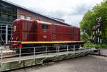 Die Dieselelektrische Lokomotive NS № 2498 der NS-Serie (Baureihe) 2400 am 24 Juni 2025 auf der Drehscheibe im Het Spoorwegmuseum (bis 2005 NSM - Nederlands Spoorwegmuseum / Niederländischen Eisenbahnmuseum) in Utrecht im ehemaligen Bahnhof Maliebaanstation.

Die NS-Baureihe 2400 (2401 – 2530) ist eine Reihe von 130 Stück der leichteren Version dieselelektrischer Lokomotiven, die zwischen 1954 und 1991 von der NS - Nederlandse Spoorwegen (Niederländischen Staatsbahnen, heute Niederländische Eisenbahnen AG), für den Güterverkehr auf Nebenstrecken, eingesetzt wurden. Gebaut wurden die Loks zwischen 1954-1957 (diese 1956) von Alsthom in Belfort in Frankreich. 

Anfang der 1950er Jahre entschied die NS, dass die verbleibenden Dampflokomotiven innerhalb weniger Jahre ersetzt werden müssten. Zu diesem Zweck wurden 280 Diesellokomotiven bestellt, die, aufgeteilt auf die Baureihen NS 2200 und die leichtere NS 2400, dazu beitrugen, dass im Januar 1958 die letzte Dampflokomotive außer Betrieb genommen werden konnte. 

Es wurden Lokomotiven in bewährter Bauart angeschafft. 130 Lokomotiven (Baureihe 2400) wurden bei Alsthom in Frankreich bestellt und weitere 150 Lokomotiven amerikanischer Bauart (Baureihe 2200) bei verschiedenen Herstellern in den Niederlanden und Frankreich.

Die Serie 2400 wurde nicht speziell für die NS entwickelt. Lokomotiven dieses Modells wurden bereits in den 1950er Jahren von Alsthom im französischen Belfort an Eisenbahnen in den damaligen französischen Kolonien und in eine Reihe anderer Länder geliefert. Die 2401-2530 wurden zwischen 1954 und 1957 gebaut. Im gleichen Zeitraum wurde auch die Serie 2200 ausgeliefert.

Von 1954 bis 1991 verkehrten sie von Zwolle im Norden des Landes aus, zunächst auch für Personenzüge, später nur noch für Güterzüge. 1976 wurden sieben Lokomotiven an den Bauunternehmer Volkers für den Bau eines Handelshafens in Saudi-Arabien verkauft. Ab 1980 befanden sich alle 113 verbliebenen Lokomotiven im Depot in Zwolle. Die Lokomotiven konnten auch in Mehrfachtraktion verkehren, zunächst mit zwei Lokomotiven, ab 1970 waren jedoch auch drei Lokomotiven üblich.

In den Jahren 1982 und 1983 wurden die ersten 22 Lokomotiven wegen abgelaufener Überholungsfrist ausgemustert, darunter auch die 2498. Die restlichen folgten von 1987 bis 1991. Im Jahr 1985 wurde die 2498 für die Aufstellung im NINT in Amsterdam (Nemo Science Museum Amsterdam) vorbereitet, die Lokomotive war jedoch noch immer eine Nummer zu groß.

Am 10. Dezember 1987 wurde die 2498 dem Nederlands Spoorwegmuseum übergeben. 1992 wurde die Lokomotive in Tilburg wieder mit einer Motoranlage ausgestattet, die nach ihrer Abstellung entfernt worden war. Schließlich ging der 2498 Anfang 2009 zurück zum Überholungsbetrieb nach Tilburg, um braun neu lackiert zu werden. Die Lokomotive ist jedoch nicht im Betrieb.

Die 2530 „Bisschop“ (Bischof):
Da die Sicht aus dem Führerstand einer 2400 insbesondere im Zugbetrieb nicht besonders gut war, wurde die letzte, 1957 ausgelieferte Lokomotive probeweise mit niedrigeren Motorhauben und einem anderen (Mittel-)Führerstand ausgestattet. Der Führerstand ist höher und länger und bietet besseren Komfort und bessere Sicht als bei den Serienmodelle. Die 2530 wurde in einer anderen Farbe in Dienst gestellt: Lila mit schwarzem Fahrgestell, was der Lokomotive den Spitznamen „der Bischof“ einbrachte. Diese besondere Farbe wurde von der Frau des Präsidenten der NS Franciscus Querien (Frans) den Hollander ausgewählt. Im Jahr 1963 erhielt die Lokomotive, wie auch die übrige Serie, einen rotbraunen Anstrich. Der Lokführer hat tatsächlich eine viel bessere Sicht und aus diesem Grund wurde die Lokomotive oft an der Spitze von Arbeitszügen eingesetzt, insbesondere 1964 bis 1989 beim „Unkrautbekämpfungszug“. 

Allgemeiner Aufbau:
Alsthom baute die gesamte Lokomotive nach dem Aufbau einer Rangierlokomotive mit zwei Hauben, die den Motor und die verschiedenen Geräte umschließen und durch einen Führerstand mit der gleichen Höhe wie die Hauben getrennt sind.

Bei dem von SACM, Mulhouse (Société alsacienne de constructions mécaniques, früher auch Elsässische Maschinenbau-Gesellschaft Grafenstaden) gelieferten Motor handelt es sich um den Typ MGO V12. Es ist ein V12-Zylinder 4-Takt Dieselmotor mit Turbolader und Ladeluftkühler, diese Motoren kamen in Frankreich unter anderem in der CC 65000 und einigen BB 63500 zum Einsatz. Mit einer Leistung von 625 kW (850 PS) treibt der Dieselmotor einen Generator an, der die vier Fahrmotoren (einen für jede Achse) mit Gleichstrom mit einer Spannung von 1,5 kV versorgt. Die Lokomotiven mit einem Gesamtgewicht von 60 t sind auf 80 km/h begrenzt. Sie können in Mehrfacheinheiten aus zwei Lokomotiven eingesetzt werden, deren Anzahl auf drei und dann auf vier erhöht werden kann. Einige Lokomotiven sind mit einem dritten Spitzensignal ausgestattet, um den Betrieb auf den deutschen Grenzstrecken zu ermöglichen, wo diese Ausrüstung vorgeschrieben ist. Aufgrund der Bauweise der Lokomotive hat der Lokführer keine gute Sicht auf die Gleise. 

TECHNISCHE DATEN:
Hersteller: Alsthom, Belfort (Frankreich)
Gebaute Anzahl: 130 (NS 2401 bis 2530)
Baujahre: 1954–1957 
Ausmusterung: 1991
Spurweite: 1.435 mm (Normalspur)
Achsfolge: Bo'Bo'
Länge über Puffer: 12.520 mm (2530: 13,3 m)
Max. Breite: 2.900 mm
Höhe: 3.800 mm
Drehzapfenabstand: 6.800 mm
Achsabstand im Drehgestell: 2.400 mm
Treibraddurchmesser: 1.000 mm (neu)
Dienstgewicht: 60 t
Dieselmotor: SACM V12-Zylinder 4-Takt Dieselmotor mit Turbolader und Ladeluftkühler vom Typ MGO V12
Dieselmotorleistung: 625 kW (850 PS) bei 1.500 U/min.
Motorhubraum: 52 Liter (Ø 175 mm x 180 mm Hub)
Generator:  Alsthom GP 830 A mit einer Leistung von 672 kW (730 V, 920 A)
Fahrmotoren: 4 Stück Alsthom TA 637 VF (1,5 kV)
Leistung der Fahrmotoren: 4 x 168 kW = 672 kW 
Getriebeübersetzung: 15:78
Antrieb: SLM-Universalantrieb
Höchstgeschwindigkeit: 80 km/h 
Anfahrzugkraft: 161,8 kN
Max. Tankinhalt: 3.100 Liter 
Kleister befahrbarer Gleisbogen: R 80 m
