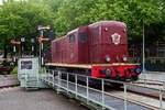 Die Dieselelektrische Lokomotive NS № 2498 der NS-Serie (Baureihe) 2400 am 24 Juni 2025 auf der Drehscheibe im Het Spoorwegmuseum (bis 2005 NSM - Nederlands Spoorwegmuseum / Niederländischen Eisenbahnmuseum) in Utrecht im ehemaligen Bahnhof Maliebaanstation.

Die NS-Baureihe 2400 (2401 – 2530) ist eine Reihe von 130 Stück der leichteren Version dieselelektrischer Lokomotiven, die zwischen 1954 und 1991 von der NS - Nederlandse Spoorwegen (Niederländischen Staatsbahnen, heute Niederländische Eisenbahnen AG), für den Güterverkehr auf Nebenstrecken, eingesetzt wurden. Gebaut wurden die Loks zwischen 1954-1957 (diese 1956) von Alsthom in Belfort in Frankreich. 

Anfang der 1950er Jahre entschied die NS, dass die verbleibenden Dampflokomotiven innerhalb weniger Jahre ersetzt werden müssten. Zu diesem Zweck wurden 280 Diesellokomotiven bestellt, die, aufgeteilt auf die Baureihen NS 2200 und die leichtere NS 2400, dazu beitrugen, dass im Januar 1958 die letzte Dampflokomotive außer Betrieb genommen werden konnte. 

Es wurden Lokomotiven in bewährter Bauart angeschafft. 130 Lokomotiven (Baureihe 2400) wurden bei Alsthom in Frankreich bestellt und weitere 150 Lokomotiven amerikanischer Bauart (Baureihe 2200) bei verschiedenen Herstellern in den Niederlanden und Frankreich.

Die Serie 2400 wurde nicht speziell für die NS entwickelt. Lokomotiven dieses Modells wurden bereits in den 1950er Jahren von Alsthom im französischen Belfort an Eisenbahnen in den damaligen französischen Kolonien und in eine Reihe anderer Länder geliefert. Die 2401-2530 wurden zwischen 1954 und 1957 gebaut. Im gleichen Zeitraum wurde auch die Serie 2200 ausgeliefert.

Von 1954 bis 1991 verkehrten sie von Zwolle im Norden des Landes aus, zunächst auch für Personenzüge, später nur noch für Güterzüge. 1976 wurden sieben Lokomotiven an den Bauunternehmer Volkers für den Bau eines Handelshafens in Saudi-Arabien verkauft. Ab 1980 befanden sich alle 113 verbliebenen Lokomotiven im Depot in Zwolle. Die Lokomotiven konnten auch in Mehrfachtraktion verkehren, zunächst mit zwei Lokomotiven, ab 1970 waren jedoch auch drei Lokomotiven üblich.

In den Jahren 1982 und 1983 wurden die ersten 22 Lokomotiven wegen abgelaufener Überholungsfrist ausgemustert, darunter auch die 2498. Die restlichen folgten von 1987 bis 1991. Im Jahr 1985 wurde die 2498 für die Aufstellung im NINT in Amsterdam (Nemo Science Museum Amsterdam) vorbereitet, die Lokomotive war jedoch noch immer eine Nummer zu groß.

Am 10. Dezember 1987 wurde die 2498 dem Nederlands Spoorwegmuseum übergeben. 1992 wurde die Lokomotive in Tilburg wieder mit einer Motoranlage ausgestattet, die nach ihrer Abstellung entfernt worden war. Schließlich ging der 2498 Anfang 2009 zurück zum Überholungsbetrieb nach Tilburg, um braun neu lackiert zu werden. Die Lokomotive ist jedoch nicht im Betrieb.

Die 2530 „Bisschop“ (Bischof):
Da die Sicht aus dem Führerstand einer 2400 insbesondere im Zugbetrieb nicht besonders gut war, wurde die letzte, 1957 ausgelieferte Lokomotive probeweise mit niedrigeren Motorhauben und einem anderen (Mittel-)Führerstand ausgestattet. Der Führerstand ist höher und länger und bietet besseren Komfort und bessere Sicht als bei den Serienmodelle. Die 2530 wurde in einer anderen Farbe in Dienst gestellt: Lila mit schwarzem Fahrgestell, was der Lokomotive den Spitznamen „der Bischof“ einbrachte. Diese besondere Farbe wurde von der Frau des Präsidenten der NS Franciscus Querien (Frans) den Hollander ausgewählt. Im Jahr 1963 erhielt die Lokomotive, wie auch die übrige Serie, einen rotbraunen Anstrich. Der Lokführer hat tatsächlich eine viel bessere Sicht und aus diesem Grund wurde die Lokomotive oft an der Spitze von Arbeitszügen eingesetzt, insbesondere 1964 bis 1989 beim „Unkrautbekämpfungszug“. 

Allgemeiner Aufbau:
Alsthom baute die gesamte Lokomotive nach dem Aufbau einer Rangierlokomotive mit zwei Hauben, die den Motor und die verschiedenen Geräte umschließen und durch einen Führerstand mit der gleichen Höhe wie die Hauben getrennt sind.

Bei dem von SACM, Mulhouse (Société alsacienne de constructions mécaniques, früher auch Elsässische Maschinenbau-Gesellschaft Grafenstaden) gelieferten Motor handelt es sich um den Typ MGO V12. Es ist ein V12-Zylinder 4-Takt Dieselmotor mit Turbolader und Ladeluftkühler, diese Motoren kamen in Frankreich unter anderem in der CC 65000 und einigen BB 63500 zum Einsatz. Mit einer Leistung von 625 kW (850 PS) treibt der Dieselmotor einen Generator an, der die vier Fahrmotoren (einen für jede Achse) mit Gleichstrom mit einer Spannung von 1,5 kV versorgt. Die Lokomotiven mit einem Gesamtgewicht von 60 t sind auf 80 km/h begrenzt. Sie können in Mehrfacheinheiten aus zwei Lokomotiven eingesetzt werden, deren Anzahl auf drei und dann auf vier erhöht werden kann. Einige Lokomotiven sind mit einem dritten Spitzensignal ausgestattet, um den Betrieb auf den deutschen Grenzstrecken zu ermöglichen, wo diese Ausrüstung vorgeschrieben ist. Aufgrund der Bauweise der Lokomotive hat der Lokführer keine gute Sicht auf die Gleise. 

TECHNISCHE DATEN:
Hersteller: Alsthom, Belfort (Frankreich)
Gebaute Anzahl: 130 (NS 2401 bis 2530)
Baujahre: 1954–1957 
Ausmusterung: 1991
Spurweite: 1.435 mm (Normalspur)
Achsfolge: Bo'Bo'
Länge über Puffer: 12.520 mm (2530: 13,3 m)
Max. Breite: 2.900 mm
Höhe: 3.800 mm
Drehzapfenabstand: 6.800 mm
Achsabstand im Drehgestell: 2.400 mm
Treibraddurchmesser: 1.000 mm (neu)
Dienstgewicht: 60 t
Dieselmotor: SACM V12-Zylinder 4-Takt Dieselmotor mit Turbolader und Ladeluftkühler vom Typ MGO V12
Dieselmotorleistung: 625 kW (850 PS) bei 1.500 U/min.
Motorhubraum: 52 Liter (Ø 175 mm x 180 mm Hub)
Generator:  Alsthom GP 830 A mit einer Leistung von 672 kW (730 V, 920 A)
Fahrmotoren: 4 Stück Alsthom TA 637 VF (1,5 kV)
Leistung der Fahrmotoren: 4 x 168 kW = 672 kW 
Getriebeübersetzung: 15:78
Antrieb: SLM-Universalantrieb
Höchstgeschwindigkeit: 80 km/h 
Anfahrzugkraft: 161,8 kN
Max. Tankinhalt: 3.100 Liter 
Kleister befahrbarer Gleisbogen: R 80 m
