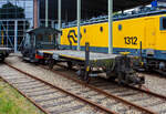 Hinter der ex NS Sik 311 der zweiachsige Kupplungswagen (Koppelwagen) ex 40 84 9441 532-1 NL-RFF (Rotterdam Rail Feeding), ex 30 84 9820 501-9 NL-NS, ex NS 61844, der Gattung U741, am 24 Juni 2025 im Het Spoorwegmuseum (bis 2005 NSM - Nederlands Spoorwegmuseum / Niederlndischen Eisenbahnmuseum) in Utrecht im ehemaligen Bahnhof Maliebaan. 

Diese Adapter- oder Kupplungswagen sind ntig, wenn man mit einer Lok mit Puffern und Schraubkupplung Triebwagen und -zge mit Scharfenberger-Kupplung rangieren oder abschleppen muss. 

Nach dem Umbau (ca. 1970) aus Flachwagen erhielt der Wagen an einem Wagenende eine hhenverstellbaren Scharfenberger-Kupplung und wurde in Hoek van Holland stationiert. Die Kupplungshhe ist von 610 mm ber Schienenoberkante bis 1.070 mm verstellbar, sodass er an alle Stromlinienfahrzeuge gekoppelt werden kann. Am anderen Wagenende behielt er die Puffer und Schraubkupplung, so kann er an diese Seite an eine Lok gekuppelt werden. An der Unterseite des Fahrgestells sind auerdem lngs 15 Stahlschienen fr zustzlichen Ballast angebracht. An drei Ecken wurden Rangiertritte und Eckpfosten mit Griffen angebracht.

Auffllig ist (nach meiner Sichtung), dass der Wagen keine eigenen Bremsen hat. Er hat aber durchgngige Bremsluftleitungen, so dass die abzuschleppende Triebzge von der Lok mit der erforderlichen Druckluft fr die Bremsen versorgt werden konnten. Wobei hier der Sik 311 (Rangierlok) wohl nicht eine ausreichende Luftmenge liefern kann, da der rein mechanisch gebremst wird und keinen Kompressor besitzt.

TECHNISCHE DATEN:
Spurweite: 1.435 mm (Normalspur)
Anzahl der Achsen: 2
Lnge ber Puffer: 9.550 mm
Achsabstand: 5.000 mm
Ladeflche: 
Leergewicht: 9.000 kg
Max. Zuladung: 0 kg (Nur als Kupplungswagen verwendbar)
Hchstgeschwindigkeit: 80 km/h