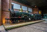 Die 1865 gebaute 1B Dampflokomotive SS 13 „de Bril“ (die Brille), ab 1921 NS 705 (NS-Baureihe 700), am 24 Juni 2025 im Het Spoorwegmuseum (bis 2005 NSM - Nederlands Spoorwegmuseum / Niederländischen Eisenbahnmuseum) in Utrecht im Bahnhof Maliebaan. Ein sehr schönes Eisenbahnmuseum das zum Verweilen einlädt. Übrigens Het vor Spoorwegmuseum heißt einfach „Das“, so heißt übersetzt das Museum einfach „Das Eisenbahnmuseum“.

Die Dampflok wurde 1865 von Beyer Peacock & Co. Ltd. in Manchester (GB) unter der Fabriknummer 533 gebaut und an die damalige SS - Maatschappij tot Exploitatie van Staatsspoorwegen (deutsch: Gesellschaft zum Betrieb von Staatseisenbahnen) geliefert. Ab 1921, nach der Zusammenlegung des Rollmaterials der SS und der NRS, wurde die Lok zur NS 705. Die Lokomotive SS 13 (NS 705) wurde 1932 im Alter von 67 Jahren ausgemustert und vor dem Eisenbahnmuseum abgestellt. Es handelt sich um die älteste noch erhaltene Dampflokomotive der Niederlande. Sie ist (im Jahr 2025) 160 Jahre alt! Der dreiachsige Tender stammt von der SS 8 und wurde 1863 gebaut. Die Lokomotive SS 8 (deren Tender heute zur SS 13 gehört) wurde 1868 durch eine Kesselexplosion in Harlingen schwer beschädigt, woraufhin der (unbeschädigte) Tender zur SS 13 kam. Der Tender trägt übrigens noch immer seine ursprüngliche Nummer SS 8 auf der Rückseite. Ursprünglich hatte diese Lokomotive einen zweiachsigen Tender. Ende des Zweiten Weltkriegs wurde sie von den zurückweichenden Deutschen Truppen in Maastricht (wo sich damals das EM befand) schwer beschädigt. Im Jahr 1951 wurde sie schließlich von der Hauptwerkstatt in Tilburg in ihren Originalzustand zurückversetzt und anschließend ins Eisenbahnmuseum gebracht. Die Lokomotive erhielt im Jahr 2000 mit einem neuen Kessel, ist aber nicht betriebsbereit.

Die NS 700-Serie war eine Serie von 75 Dampflokomotiven der Niederländischen Eisenbahnen (NS), die zwischen 1865 bis 1873, an ihre Vorgängergesellschaften, Maatschappij tot Exploitatie van Staatsspoorwegen (SS, „Gesellschaft zum Betrieb von Staatseisenbahnen“) und der Noord-Brabantsch-Duitsche Spoorweg-Maatschappij (NBDS „Nord-Brabantisch-Deutsche Eisenbahngesellschaft“) geliefert wurden. 

Für den Betrieb der neuen Eisenbahnstrecken Arnheim – Deventer, Zutphen – Glanerbrug, Maastricht – Venlo und Almelo – Hengelo im Jahr 1865 benötigte die SS neue Lokomotiven. Eine große Anzahl von Lokomotiven auf Basis der SS 5-8 wurden bei den Werken von Beyer, Peacock and Company in Manchester bestellt und zwischen 1865 und 1869 als SS 9-16 und SS 21-78 ausgeliefert. Die Maschinen waren damals die leistungsstärksten und schnellsten Lokomotiven auf den niederländischen Eisenbahnen. Die übersprungenen Nummern SS 17–20 wurden durch die 1865 gelieferten Güterzugdampflokomotiven (spätere Baureihe NS 2900) übernommen. Kessel und Zylinder waren die gleichen wie bei der SS 5-8-Serie. Die Antriebsräder waren kleiner und der maximale Dampfdruck wurde auf 8,3 kg/cm² erhöht, was die Zugkraft erhöhte. Die SS 9-16 wurden mit einem zweiachsigen Tender ausgeliefert, andere Lokomotiven waren mit einem dreiachsigen Tender ausgestattet. Im Jahr 1884 wurde bei vier Lokomotiven der Baureihe SS 9–16 der zweiachsige Tender gegen einen dreiachsigen Tender der eingestellten Baureihe SS 5–8 ausgetauscht. Anfangs waren die Lokomotiven nicht mit einem Lokführerstand ausgestattet. Heizer und Lokführer waren vor Witterungseinflüssen lediglich durch eine Schutzbrille (der Brillenplatte), einer Stahlplatte mit 2 runden Fenstern über der Feuertür geschützt. Dieser Brillenplatten verdankt die Lok auch ihren Spitznamen „De Bril“ „Die Brille“. Diese Brillenplatten sorgte nur für etwas Schutz vor dem Fahrtwind und Witterungseinflüssen für den Lokführer und Heizer, deren Arbeitsplatz ist mit Absicht nicht allzu bequem. Die SS befürchtet, dass die Männer während der Fahrt einschlafen könnten. In den 1880er Jahren wurde die Serie mit dem Bremssystem von Westinghouse ausgestattet, außerdem erhielten sie ein Dach über dem Führerstand, später sogar einem geschlossenen Führerstand.

Bedingt durch den Ersten Weltkrieg wurde 1917 eine Zweckgemeinschaft der unabhängigen Eisenbahngesellschaften HSM (Hollandsche IJzeren Spoorweg-Maatschappij) und SS (Maatschappij tot Exploitatie van Staatsspoorwegen) gegründet. Die beiden Gesellschaften errichteten einen gemeinsamen Bahnbetrieb, blieben aber rechtlich unabhängig. Dies änderte sich 1938, als HIJSM und SS vollständig fusionierten und in der AG NS (Nederlandse Spoorwegen, früher Nederlandsche Spoorwegen geschrieben) aufgingen. Das Rollmaterial wurde bereits 1921 zusammengelegt, so wurden die Lok zur NS 705 nummeriert.

TECHNISCHE DATEN:
NS-Serie: 700
Hersteller: Beyer Peacock & Co. Ltd. in Manchester (GB)
Gebaute Anzahl: 75
Typ: Schnellzuglokomotive
Spurweite: 1.435 mm (Normalspur)
Achsfolge: 	1 B (engl. 2-4-0), gekuppelt mit dreiachsigem Tender
Länge über Puffer: 13.637 mm 
Treibraddurchmesser: 1.700 mm (neu) 
Laufraddurchmesser (Lok und Tender): 1.067 mm (neu)
Gewicht: 49,3 t (28,8 t Lok und 20,5 t Tender)
Höchstgeschwindigkeit: 80 km/h
Rostfläche: 1,38 m²
Gesamtheizfläche: 80 m²
Kesselüberdruck: 8,3 kg/cm² 
Anzahl der Zylinder: 2 (Ø 406 mm x 508 mm Hub)
Steuerung: Allan
Anhängelast: 2.864 kg
Wasservorrat: 6,6 m³ 
Kohlevorrat: 3,5 t

Quellen: Somda RailWiki.nl, Het Spoorwegmuseum, nmld.nl, Wikipedia (NL)
Stand/Überarbeitung: Oktober 2025

