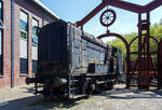 Die dreiachsige dieselelektrische Lokomotive WD 70269, später NS 508, am 29 April 2025 im Het Spoorwegmuseum (bis 2005 NSM - Nederlands Spoorwegmuseum / Niederländischen Eisenbahnmuseum) in Utrecht im ehemaligen Bahnhof Maliebaan. 

WD 70269 wurde 1944 vom britischen Versorgungsministerium beim Depot der London-Midland and Scottish Railway (LMS) in Derby bestellt, gebaut und geliefert. Bei diesen Rangierlokomotiven handelt es sich um einen englischen Einheitstyp (British Rail Class 11), die 1944 in großer Stückzahl mit der Befreiungsarmee auf das europäische Festland gelangten. Die Lokomotive 508 erhielt im April 2013 ihre ursprüngliche schwarze Lackierung und die Nummer WD 70269 zurück.

Die NS-Lokomotiven der Serien 500, 600 und 700 sind dieselelektrische Lokomotiven, die zwischen 1946 und 1998 bei den Niederländischen Eisenbahnen im Einsatz waren. Lokomotiven dieses Typs werden als Bakkie oder Hippel bezeichnet.

Mit der Ankunft der englischen Armeen in den Niederlanden am Ende des Zweiten Weltkriegs kamen auch englische Lokomotiven des War Department (WD) an. Dazu gehörten dreiachsige Diesellokomotiven eines Typs, der in den 1930er Jahren für die London Midland and Scottish Railway (LMS) entwickelt worden war. Nach dem Krieg wurden mehrere Maschinen von der NS - Nederlandse Spoorwegen (Niederländischen Staatsbahnen) übernommen. Nach mehreren Austauschen verblieben schließlich zehn Ex-WD-Lokomotiven bei der NS, die 1946 die Nummern 501–510 trugen. Sie wurden für Rangierarbeiten auf großen Bahnhöfen wie Utrecht und Zwolle sowie ab 1947 Rotterdam Feijenoord eingesetzt.

Da die zehn englischen Gebrauchtlokomotiven gut ankamen, wurden weitere bestellt. Ab 1949 kamen 10 dazu (NS 511 – 520) und ab 1953 noch einmal 25 wie die Vorgänger nur mit Lokomotivbremse (NS 521 – 545) und nochmals 65 mit Zugbremse (NS 601 – 665). Diese hundert Lokomotiven stammten aus dem Werk der English Electric Company (EEC) in London, wurden aber neu geliefert. Mit ihrer Höchstgeschwindigkeit von 32 km/h waren sie zwar nur für den Rangierdienst geeignet, konnten aber gerade auf den großen Rangierbahnhöfen enorme Leistungen erbringen.

Ab 1971 wurden diese ältesten Lokomotiven außer Dienst gestellt. Lok 508 wurde der NSM 1975 als Vertreter der ersten „Bakkies“ in den Niederlanden gespendet. 

TECHNISCHE DATEN:
Antriebsart: Diesel-elektrisch
Hersteller: London-Midland and Scottish Railway (LMS), Derby (UK)
Baujahr: 1944
Anzahl: 10 (NS 501 - 510)
Spurweite: 1.435 mm (Normallspur)
Achsfolge:	C mit Kuppelstangen (engl. 0-6-0 DE)
Länge über Puffer: 8.880 mm
Breite: 2.565 mm
Höhe: 3.797 mm
Ges. Achsabstand: 3.505 mm
Treibraddurchmesser: 1.232 mm (neu)
Eigengewicht: 47,4 t
Antrieb: 
Dieselmotor: wassergekühlter langsam laufender 4-Takt 6-Zylinder-Reihendieselmotor vom Typ Englisch Electric 6KT 
Motorhubraum: 92,73 Liter (Bohrung Ø 254 x Hub 305 mm)
Motordauerleistung: 355 PS (262 kW) bei 680 U/min 
Hauptgenerator: Englisch Electric Typ EE 801/1 B (430 V DC) mit einer Leistung von 190 kW bei 680 U/min 
Fahrmotoren: 2 Stück Englisch Electric Typ EE 506 A mit einer Dauerleistung von je PS (82 kW)
Übersetzungsverhältnis: (16:79) x (16 :70) = 1:21,6
Leistung: 230 PS (164 kW)
Anfahrzugkraft: 157 kN
Dauerzugkraft: 48 kN bei 14,2 km/h
Höchstgeschwindigkeit: 32 km/h (20 mph)
Tankinhalt:	3.000 l
Bremskraft: 321 kN
Kleister befahrbarer Gleisbogen: R 75 m
