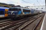 Mit ein defekter PKP Cargo Vectron in Schlepp durchfahrt TCS 101003 mit ein Containerzug am 13 April 2022 's-Hertogenbosch.