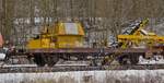 Der Metallsammelwagen mit der Magnetrolle unten im Gleisbett, welche die Eisenteile auf das Förderband zieht um diese dann in den Güterwagen zu befördern, der Neuschnee war hierzu sehr