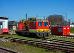 Der X 552 106-7 (99 81 9131 538-6 A-ÖBB) ein Plasser & Theurer MTW 100 der ÖBB Infra (ÖBB-Infrastruktur AG) ist am 03. April 2025 beim Bahnhof Attnang-Puchheim abgestellt, die Aufnahme konnte ich durch den Zaun machen.

Die Baureihe X552 umfasst dieselhydraulisch betriebene Motorturmwagen (MTW) der Österreichischen Bundesbahn. Diese dienen der Errichtung und der Wartung von Oberleitungen.

X552.0 (der 1. und 2. Serie) haben einen durchgehenden Fahrzeugaufbau, der Aufbau ist eine selbsttragende Schweißkonstruktion mit einer rund 12 Meter langen Kabine mit den Führerständen, einem großen Werkstattraum sowie einem nicht extra abgetrennten Sozialraum. Auf dem Dach befindet sich eine Hub-Schwenk-Arbeitsbühne mit einer Zuladung von 400 kg und einem Schwenkwinkel von ±120° sowie einem Teleskopkran. Weiters ist das Fahrzeug mit einem Erdungs- und Messbügel (Schunk WBL 85) ausgestattet. Für die Beobachtung des Bügels wurde eine niedrige Kanzel mit Panzerglasscheibe verbaut, welche bei den anderen Lieferserien durch die Videokamera ersetzt worden ist.

Die zwischen 1992 und 1996 gelieferten Fahrzeuge der 2. Serie X552.004 – 026 erhielten für einen flexibleren Arbeitseinsatz eine funkferngesteuerte, frei verschwenkbare Arbeitsbühne an einem modifizierten Ladekran mit Knickarm, womit die Arbeitsbühne auch neben die Fahrleitung oder neben dem Fahrzeug herabgelassen werden kann. Der Arbeitsbereich reicht hierbei von 4 Meter unter der Schienenoberkante bis 13,7 Meter in die Höhe bei einer maximalen Ausladung von 7,8 Meter ab Gleismitte.

Zwischen September 1997 und März 1998 wurde die letzte Lieferserie X552.0 (3. Serie) geliefert. Bei den Fahrzeugen X552.027 – 032 wurde auf einen durchgehenden Fahrzeugaufbau verzichtet, wodurch sich die Hubarbeitsbühne nun in der Fahrzeugmitte auf Fußbodenhöhe befindet und ein Besteigen des Wagendaches wegfällt.

Die X552.1 (wie dieses hier):
Im Zuge einer EU-weite Ausschreibung bestellten die ÖBB Ende 1998 bei Plasser & Theurer elf Motorturmwagen ähnlich den Wagen X552.027 – 032 mit beidseitigen Endaufbauten, einer Hubarbeitsbühne (Palfinger PA 240 B) sowie zwei seitenverfahrbaren Positionierarmen. Allerdings wurde hierbei auf einen Ladekran verzichtet, mit der Hubarbeitsbühne kann man ja auch sie zu 800 kg heben. Auf einer der Kabinen befinden sich Messstromabnehmer (Schunk WBL 85), Profilmessvorrichtung und zwei Fahrdraht- und Tragseilrositionierer (Palfinger PFD 79/99). Die Wagen erhielten die Nummern X552.101 – 111 (heute: 99 81 9131 533 – 544).

Angetrieben wird der MTW 100 von einem Deutz (KHD) luftgekühlten V12-Zylinder-Viertakt-Dieselmotor mit Direkteinspritzung, Abgasturbolader und Ladeluftkühlung vom Typ BF12L513C mit einer Leistung von 367kW bei 2.300 U/min. Der Motorhubraum beträgt 19,144 Liter (Bohrung Ø 125 x 130 mm Hub). Die Leitungsübertragung erfolgt dieselhydraulisch auf beide Achsen von einem Drehgestell. 

DATEN der Palfinger PA 240 B Hubarbeitsbühne:
Max. Korbzuladung: 800 kg
Max. Korbboden- / Arbeitshöhe: 14,1 / 16,1 m
Max. horizontale Reichweite: 13,5 m / 13,0 m
Arbeitskorbabmessungen LxB 2,1 x 1,1 m / 1,1 x 2,1 m
Max. zul. Bühnenneigung b) 15°
Betriebsdruck (am Steuerventil) 300 bar
Ölmenge 100 l/min

DATEN der Palfinger PFD 79/99 Fahrdraht- und Tragseilrositionierer:
Max. Arbeitshöhe 7,0 m / 9,0 m
Max. Tangentialkraft 3,0 kN
Max. Ausschubkraft 3,5 kN
Betriebsdruck (am Steuerventil) 300 bar

TECHNISCHE DATEN der X552.1:
Nummerierung: 	X552.101 – 111 (heute: 99 81 9131 533 – 544).
Anzahl: 11
Hersteller: Plasser & Theurer, Linz/Donau
Baujahre: 1998 bis 2000
Spurweite: 1.435 mm (Normalspur) 
Achsfolge:2´B´
Länge über Puffer: 16.840 mm
Höhe: 4.650 mm
Breite: 3.100 mm
Drehzapfenabstand: 11.000 mm
Achsabstand im Drehgestell: 1.800 mm
Lauf- und Treibraddurchmesser: 840 mm (neu)
Eigengewicht: 57.400 kg
Höchstgeschwindigkeit: 140 km/h
Dieselmotor: Deutz (KHD) BF12L513C
Dauerleistung: 367 kW (499 PS)
Antrieb: dieselhydraulisch
Kleinster befahrbarer Gleisbogen: R = 150 m
Besonderheit: Zugelassen für Steilstrecken

