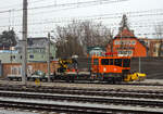 Der Oberbauwagen / Gleiskraftwagen ÖBB X 630.568 „Emma“ (99 81 9120 568-6 A-ÖBB) ein GKW Robel Bamowag 54.22 der ÖBB-Infrastruktur („Anlagen Service Center“ - ASC Salzburg) steht am 15 Januar 2025, mit vorne angebauter Kehrbürsten und zwei angehangenen Gleiskraftwagenanhängern, beim Hauptbahnhof Salzburg.

Gestiegene Arbeitsanforderungen sowie geänderte Einsatzbedingungen erforderten für die Bestellung weiterer Oberbauwagen ein modifiziertes Fahrzeug, das mit den neuen Anforderungen fertigwerden konnte. Die Lastschaltgetriebe wurden im härteren Einsatz meistens überlastet, das schnelle Erreichen eine Höchstgeschwindigkeit von 100 km/h und eine höhere Motorleistung waren allerdings erforderlich. Diese Anforderungen konnten von dem Robel-Gleiskraftwagen Bamowag 54.22 mit hydrodynamischem Getriebe am besten erfüllt werden, der aus den von Robel nach Norwegen gelieferten Fahrzeugen geringfügig weiterentwickelt wurde. Der Robel-Name „Bamowag“ leitet sich aus der Bezeichnung Bahnmotorwagen ab.

Neu gegenüber der Reihe X628 sind eine klimatisierte Fahrerkabine sowie eine große, niederflurige Ladefläche. Der Kran sowie das Fahrzeug können funkferngesteuert werden. Die Bahndienstfahrzeuge der Baureihe X630 verfügen über Sifa, Indusi I60R mit PZB90-Funktion, Zugfunk sowie technischen Funk und GPS-Erinnerungssystem für den Zugleitbetrieb. Alle Fahrzeuge besitzen eine indirekte Bremse und eine Federspeicherbremse.

Die Fahrzeuge der ÖBB Infra sind österreichweit bei den „Anlagen Service Center“ des Geschäftsbereiches „Integriertes Streckenmanagement“ der ÖBB-Infrastruktur stationiert.

Die Bahndienstfahrzeuge des Typs Bamowag 54.22 wurden ab 1999 unter anderem für die DB Netz hergestellt. Zu den Einsatzmöglichkeiten gehören der Transport von Baumaterialien und -geräten (Verladung per Teleskopkran) sowie mit entsprechender Räumtechnik für den Winterdienst. Die zur Mitfahrt zulässige Personenzahl ist auf sechs beschränkt.

Der Antrieb erfolgt durch einen Achtzylinder-V-Dieselmotor, der sich unter dem Führerstand befindet und über ein Strömungsgetriebe beide Radsätze antreibt. Um schwere Bauzüge befördern zu können, verfügen die Fahrzeuge über eine Mehrfachtraktionssteuerung, die den gemeinsamen Einsatz von bis zu vier Bamowag 54.22 ermöglicht. 

TECHNISCHE DATEN:
Hersteller: ROBEL Bahnbaumaschinen GmbH, Freilassing (gehört zu P&T)
Typ: Bamowag 54.22
Baujahre (ÖBB-Fahrzeuge): 2002 bis 2011
Anzahl der ÖBB-Fahrzeuge: 45
Spurweite: 1.435 mm (Normalspur) 
Achsformel: B 
Länge über Puffer: 13.100 mm 
Achsabstand: 7.500 mm 
Eigengewicht: 30.000 kg
Max. Nutzlast: 5.000 kg
Dienstgewicht: 35.000 kg
Höchstgeschwindigkeit: 100 km/h
Geschwindigkeit Arbeitsfahrt (hydraulisch): 0 bis 12 km/h
Anzahl der Fahrmotoren: 1
Motorentyp: 16 Liter wassergekühlter V8-Zylinder-viertakt-Dieselmotor mit Abgasturbolader und Ladeluftkühlung, vom Typ KHD BF8M1015C (Deutz)
Motorleistung: 440 kW bei 
Nenndrehzahl: 1.900 U/min
Antrieb: Hydrodynamisches Turbogetriebe
Kleinster bef. Halbmesser: R 80 m
Bremse: Ken-GP+Z (D)

