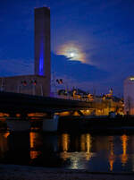 Salzburg by Night und Vollmond: Blick von Station Salzburg Mlln-Altstadt in Richtung Hauptbahnhof, links die Eisenbahnbrcke ber die Salzach (der Bahnstrecke Salzburg - Rosenheim - BB 300) , hier