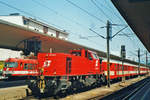 ÖBB 2070 022 -mit der alter S- rangiert am 1 Juni 2003 in Linz Hbf.