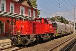 BB Diesel Lok 2070 027, steht mit einem kurzen Gterzug auf Gleis 1 im Bahnhof von Jenbach.