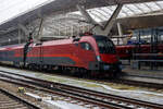 Salzburg Hauptbahnhof am 15 Januar 2025, nun schneit es leicht, die letzten Passagiere sind aus dem ÖBB-Railjet von Wien Hbf.