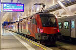 Die ÖBB-Railjet 1116 249 (91 81 1116 249-4 A-ÖBB), eine Taurus II / Siemens ES64U2, steht am frühen Morgen des 14 Januar 2025 (7:10Uhr) mit dem Railjet RJ 545 nach Wien Hbf (über