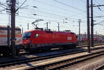 Die Taurus II - ÖBB 1116 060 (91 81 1116 060-5 A-ÖBB) der ÖBB-Produktion GmbH fährt am 04 April 2025 mit einem Druckgas-Kesselwagenzug durch den Hauptbahnhof Linz/Donau (A) in Richtung Wels. Im Hintergrund der Taurus II befindet sich übrigens auch die Geburtsstätte dieser Lok, das TS Werk Linz. 

Die Taurus II, eine elektrische Universallokomotive vom Typ SIEMENS ES64U2, wurde 2002 von Siemens im TS Werk Linz unter der Fabriknummer 20489 gebaut und an die ÖBB (Österreichische Bundesbahnen) geliefert. Sie hat die Zulassungen für Österreich, Deutschland und Ungarn, sowie eingeschränkt CH und CZ. 