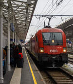 Die Taurus II - ÖBB 1116 149 (91 81 1116 149-6 A-ÖBB) der ÖBB-Produktion GmbH erreicht, mit über 30 Minuten Verspätung, mit dem EC 218 „Chiemgau“ (von Graz Hbf über Leoben, Selzthal, Bischofshofen, Salzburg Hbf, München Hbf, Stuttgart Hbf und Darmstadt Hbf nach Frankfurt am Main Hbf), am 15 Januar 2025 den Hauptbahnhof Salzburg. In Salzburg hat der Zug zudem wegen dem Personalwechsel zwischen ÖBB und DB einen planmäßigen Aufenthalt von 15 Minuten.

Wir reisten mit dem EC 218 „Chiemgau“, eigentlich sollte unsere Fahrt durchgängig bis zum Ziel Frankfurt am Main Hauptbahnhof sein. Da der Zug aber bis Stuttgart weitere Verspätungen einfuhr und so dann mit einer Verspätung von einer Stunde in Stuttgart ankam, ließ man den EC nur noch bis Darmstadt Hbf laufen. So durften wir in Stuttgart aussteigen und konnten uns eine Alternativverbindung suchen, die wir auch mit dem ICE 218 nach Münster gleich fanden. Vor allem konnten wie mit diesem gleich bis Siegburg fahren, aber mit diesem lief es auch nicht gerade Ideal. 