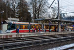 Bahnhof Vöcklamarkt am späten Nachmittag des 14 Januar 2025 (16:30 Uhr), hinten am schmalspurigen Nebengleis steht der fünfteilige Meterspur-Straßenbahn-Triebwagen StH ET 126