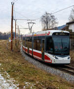 Der fünfteilige Meterspur-Straßenbahn-Triebwagen StH ET 126  Vöcklamarkt , ein fünfteiliger STADLER (ex Vossloh) Zweirichtungs-Multigelenk-Stadtbahnwagen in Niederflur-Bauweise vom