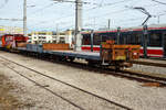 Der meterspurige vierachsige Flachwagen A-StH N 26 421 der Stern & Hafferl Verkehrsgesellschaft m.b.H., ex Brohltalbahn ???, ist am 14 Januar 2025 beim Bahnhof Vorchdorf-Eggenberg abgestellt.

Der Wagen wurde 1958 von der Waggonbau Brüninghaus GmbH in Schwerte-Westhofen gebaut und an die Brohltalbahn geliefert. Wann er vom Rhein nach Österreich ging ist mir unbekannt. Nach dem Nummernschema der StH ist dieser Wagen (26) der Lokalbahn Vöcklamarkt–Attersee (Attenseebahn) zugeordnet. 

TECHNISCHE DATEN:
Spurweite: 1.000 mm (Meterspur)
Hersteller: Brüninghaus
Baujahr: 1958
Länge über Kupplung: 11.000 mm
Drehzapfenabstand: 6.600 mm
Länge der Ladefläche: 9.780 mm
Ladefläche: 24,6 m²
Eigengewicht: 10.000 kg
Tragfähigkeit: 20.000 kg
Bremse: KE-P
Handbremse: Ja
