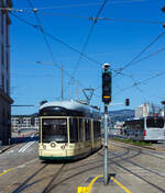 Der Triebwagen 502, ein dreiteiliger vierachsiger Zweirichtungs-Niederflur-Gelenktriebwagen vom Typ Bombardier „Mountainrunner“ erreicht am 04 April 2025 als Linie 50