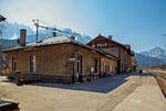 Der Bahnhof Innichen / San Candido im Hochpustertal (im Osten Südtirols) am 27.03.2022, Blickrichtung Westen (Franzensfeste).