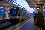 Der sechsteilige Stadler Kiss³ 4010 120 bis 4010 620 der WESTbahn fährt als west 907 (St. Johann im Pongau - Bischofshofen - Salzburg Hbf - Attnang-Puchheim - Linz Hbf- St. Pölten Hbf - Wien Westbahnhof) am 14 Januar 2025 pünktlich um 07:43 Uhr in den Hauptbahnhof Salzburg ein. Wir fahren bis Attnang-Puchheim mit.

Die WESTbahn (WESTbahn Management GmbH, Österreich unterhält seit 2011 im Open Access den Intercitybetrieb vor allem zwischen Wien und Salzburg mit Doppelstocktriebzügen des Typs KISS, aber auch von Salzburg über Innsbruck nach Lindau Insel oder über München nach Stuttgart. Dank der sehr hohen Verfügbarkeit der Züge erreicht die WESTbahn im Wettbewerb sehr gute Pünktlichkeitswerte und genießt hervorragende Passagierzahlen. Die WESTbahn bestellte im Oktober 2019 bei Stadler 15 weitere Kompositionen
als Ersatz für die 17 bestehenden Fahrzeuge (acht sechsteilige und neun vierteilige KISS), die an die Deutsche Bahn Fernverkehr AG verkauft wurden. 

Stadler liefert insgesamt 15 sechsteilige Kompositionen. Die neuen Doppelstock-Triebzüge sind je 150 Meter lang. Der Komfort entspricht in allen Wagen dem Standard der First-Klasse und im Endwagen 600, auf Grund der
2+1-Bestuhlung, der Plus-Klasse. Durch die druckertüchtigte Ausführung, einer neu integrierten Brandmeldeanlage und einem weiteren Drehgestell-Upgrade wird der Komfort weiter gesteigert und der geplanten Streckenerweiterung nach Deutschland und eventuell auch in die Schweiz steht nichts im Wege. Alle Mittelwagen sind mit einem modernen Bistro ausgerüstet, wo sich
die Reisenden verpflegen können. Ebenfalls stehen in allen Mittelwagen getrennte Toiletten (Damen/Herren) und im Mittelwagen 400 ein PRM-WC zur Verfügung. Während der Fahrt wird den Fahrgästen durch die mitfahrenden Stewards ein umfassender Rundum-Service geboten. Die Züge erreichen eine Höchstgeschwindigkeit von 200 km/h. Die Auslieferung der neuen Fahrzeuge
an die WESTbahn fand im Jahre 2021 statt. 

TECHNISCHE DATEN der KISS³:
Anzahl: 15 sechsteilige Triebzüge
Spurweite: 1.435 mm (Normalspur)
Achsformel: Bo’Bo’+2’2’+2’2’+2’2’+2’2’+Bo’Bo’
Länge über Kupplung: 150.000 mm
Fahrzeugbreite: 2.800 mm
Fahrzeughöhe: 4.595 mm
Achsstand im Drehgestell: 2.500 mm (Trieb- und Laufdrehgestell)
Trieb- und Laufraddurchmesser:  920 mm (neu)
Dauerleistung am Rad: 4.000 kW
Max. Leistung am Rad: 6.000 kW
Anfahrzugskraft (bis 68 km/h): 320 kN
Anfahrbeschleunigung: 0.85 m/s²
Höchstgeschwindigkeit 200 km/h
Sitzplätze: 521, davon 13 Klappsitze (First 34, Comfort 106, Standard 368)
Stehplätze: 758
Stromsystem: 15 kV AC, 16.7 Hz
Fußbodenhöhe: Niederflur am Einstieg 570 mm, Unterdeck 440 mm, Oberdeck 2.515 mm
Einstiegsbreite: 1.400 mm
Speisespannung 15kVAC, 16.7Hz