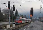 Past genau zwischen die Masten: der ÖBB ET 4024 054-6 in Bregenz.