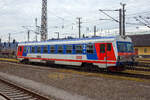 Der ÖBB 5047 060-8 (ÖBB BVT 5047 060-8), ein Dieseltriebwagen vom Typ Jenbacher J3995, rangiert am 14 Januar 2025 im Bahnhof Attnang-Puchheim.