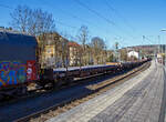 4-achsiger Drehgestell-Flachwagen, mit Stirnwandklappen und Drehrungen, ohne Seitenklappen, 31 81 3900 128-7 A-RCW, der Gattung Rs, der Rail Cargo Austria (zur BB), am 18.03.2022 im Zugverband