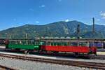 Personenwagen der Achenseebahn stehen im Bahnhof von Jenbach, whrend die Dampflok zur Auffllung ihrer Vorrte unterwegs ist.