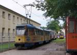 STRASSENBAHNBETRIEBE IN POLEN
Historische Strassenbahn in BRESLAU
Die am 19. August 2014 in Breslau per Zufall entdeckten Strassenbahnen warten im Freien abgestellt auf die Aufarbeitung. Auf die Breslauer Strassenbahnfreunde wartet somit noch viel Arbeit.  
Foto: Walter Ruetsch