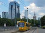 STRASSENBAHNBETRIEBE IN POLEN  Strassenbahn WARSCHAU  Motorwagen 3013 des Typs Konstal 116N/116Na mit niederflurigem Mittelteil aufgenommen am 15.