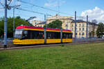 Straßenbahn Warschau (Tramwaje Warszawskie): Der Triebwagen 3804, ein dreiteiliger Gelenkwagen vom Typ vom Typ Pesa Jazz 134N erreicht am 26 Juni als Linie 18 die Ratusz Arsenał.