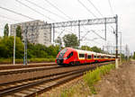 
Der Pesa Elf 27WE-006 (2 160 036-4) der SKM Warszawa (Szybka Kolej Miejska w Warszawie, deutsch Stadtschnellbahn Warschau) erreicht am 26.06.2017 als S 9 bald den Bahnhof Warszawa Gdańskain (in Warschau). 

Die Pesa Elf (Eelectric low floor) sind 3000 V DC Niederflur-Triebzüge, welche von der Pojazdy Szynowe Pesa Bydgoszcz SA (Pesa; deutsch Schienenfahrzeuge Bromberg AG) entwickelt und gebaut wurden. Hier die 27WE sind 6-teilige Züge.

TECHNISCHE DATEN (Pesa 27WE):
Spurweite: 1.435 mm (Normalspur)
Achsfolge: Bo'2'Bo'2'Bo'2'Bo'
Länge über Puffer: 107,85 m
Breite: 2.880 mm
Höhe: 4.280 mm
Treib- und Laufraddurchmesser (neu): 850 mm
Drehgestelltypen: Endantreibsdrehgestelle 27MNb, Jacobs-Motor-Drehgestelle 30MNb und Jacobs-Lauf-Drehgestelle 40ANb
Einstiegshöhe: 760 bis 800 mm
Eigengewicht: 190,5 t
Höchstgeschwindigkeit: 160 km/h
Motoren: 8 Asynchron-Drehstrommotor vom Typ TSA TMF 50-29-4
Leistung: 8×400 kW = 3.200 kW
Max. Leistung: 4.000 kW
Stromsystem: 3000 V DC (Oberleitung)
Pantograph: DSA 150-PKP
