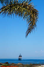 Eine Yacht unter Palmen, am 18.07.2022 in Riposto (Sizilien).