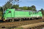 Auch ein TRAXX F140AC: Green Cargo 1434 lauft am 11 September 2015 in Hallsberg um.