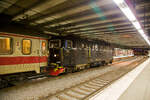 Die TÅGAB Rc3 1062 (91 74 1031 062-2), TÅGAB steht für Tågåkeriet i Bergslagen AB, hat am 20.03.2019 mit einem Personenzug Stockholm Central erreicht.

Die Baureihe SJ Rc ist eine für die schwedische Staatsbahnen Statens Järnvägar (SJ) von ASEA zwischen 1967 und 1988 gebaute Elektrolokomotive. ASEA (Allmänna Svenska Elektriska Aktiebolaget) war ein schwedisches Elektrotechnikunternehmen, 1988 legte der Konzern sein Geschäft mit der Schweizer BBC (Brown, Boveri & Cie) zur Asea Brown Boveri (ABB) mit Hauptsitz in Zürich zusammen.