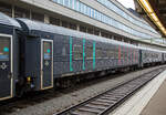 Der SJ Bistro- und Familienwagen 5301 der Gattung RB7, S-SJ 50 74 85-73 391-2, der SJ (Statens Jrnvgar AB, ehemaligen schwedische Staatsbahnen), ex SJ BFS9A 530, am 21 Mrz 2019 eingereiht in einem Personenzug nach Oslo im Bahnhof Stockholm Central (Stockholm Hbf). Der Wagen ist gekennzeichnet mit BISTRO und LEK (fr Spiel).

Ursprungswagen BFS9
Mitte der 1990er Jahre begann SJ mit dem Umbau von Waggons aus den 1980er Jahren im Rahmen des InterRegio-Konzepts, fr den Personenverkehr auf mittleren bis langen Strecken. InterRegio war eine Ergnzung zum InterCity-Verkehr auf lngeren Strecken. Die Ursprungswagen BFS9 waren 31 Wagen die zwischen 1994-1998 von Kalmar Verkstads AB in Verkstad, aus Wagen der Gattung A7 bzw. B7 (Bauart der 1980er Jahre), zu 2. Klasse Reisezugwagen mit Laderaum und Kiosk umgebaut wurden.

Die Wagen erhielten eine neue Innenausstattung mit Laderaum und Kiosk sowie eine neue Farbgebung mit einem breiten roten Zierstreifen entlang der Wagenseiten. SJ gab das InterRegio-Konzept nach einigen Jahren auf und die Wagen wurden in allen Zuggattungen eingesetzt.

Im Jahr 2012 beschloss die SJ dann 20 dieser BFS9-Wagen in Bistrowagen mit Sitzecke und Spielzimmer fr Kinder umzubauen. Der erste RB7-Wagen wurde im Juli 2013 fertiggestellt. Das Umbauprojekt wurde jedoch zu teuer und verzgerte sich so sehr, dass die Umbaufirma Motala Train AB finanzielle Probleme bekam und 2014 eine Unternehmensumstrukturierung durchfhren musste. Aus diesem Grund wurden allerdings nur sechs Wagen umgebaut. Zwei im Umbau befindliche Wagen wurden nie fertiggestellt, sondern spter verschrottet.

Auen erhielten die umgebauten Wagen nun die schwarze Lackierung von der SJ und Beschriftung BISTRO und LEK (fr Spiel). Der Bistrobereich erhielt auer dem Bereich mit regulren Sitzpltzen keine neuen eigenen Sitzpltze und kann daher eher als Kiosk betrachtet werden. Die RB7-Wagen sind teilweise ein Ersatz fr die frheren B8-Wagen, die auch ber einen Spielbereich verfgten. Die Wagen verfgen auerdem ber einen Rollstuhllift, Behindertenpltze und ein Serviceabteil fr das Zugpersonal. Die Wagen haben zudem Wifi und sind klimatisiert. 

TECHNISCHE DATEN:
Umgebaute Anzahl: 6
Nummerierungen SJ : 5213, 5220, 5229, 5301-5303
Hersteller / Umbauer: Kalmar Verkstads AB (Verkstad) / Motala Train AB
Umbaujahre: 2013-2015
Spurweite: 1.435 mm (Normalspur)
Lnge ber Puffer: 26.400 mm
Wagenkastenlnge: 25.900 mm
Wagenkastenbreite: 3.080 mm
Hhe ber Schienenoberkante: 4.400 mm
Drehzapfenabstand: 18.500 mm
Achsstand im Drehgestell: 2.500 mm
Laufraddurchmesser: 980 mm (neu)
Drehgestellbauart: MD 80-E (Minden-Deutz)
Leergewicht: 49 t
Hchstgeschwindigkeit: 160 km/h
Sitzpltze in der 2. Klasse: 41, sowie 3 Rollstuhlpltze
Toiletten: 2 (geschlossenes System)
Bremsbauart: KE-GPR

Quelle: jrnvg.net 
