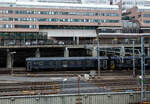 Der SJ zweite Klasse Reisezugwagen mit Gepäckabteil BF7 - 5456, S-SJ 50 74 82-73 456-7, der SJ (Statens Järnvägar AB, ehemaligen schwedische Staatsbahnen), ex SJ  BF4 – 5456, am 21 März 2019 am Zugende von einem Personenzug bei der Einfahrt in den Bahnhof Stockholm Central (Stockholm Hbf).

Die SJ beschloss 2008, einige ihrer Reisezugwagen aus den 1980er Jahren umzubauen und zu modernisieren. So wurden 28 der zwischen 1985-1986 von Kalmar Verkstads AB gebauten BF4-Wagen, wurden zwischen 2010 und 2011 zu BF7 umgebaut.  

TECHNISCHE DATEN:
Umgebaute Anzahl: 28
Nummerierungen SJ : 5401-5404, 5412-5425, 5456-5465
Hersteller: Kalmar Verkstads AB
Baujahre: 1985 und 1986 (Umbau 2010 und 2011)
Spurweite: 1.435 mm (Normalspur)
Länge über Puffer: 26.400 mm
Wagenkastenlänge: 25.900 mm
Wagenkastenbreite: 3.080 mm
Höhe über Schienenoberkante: 4.400 mm
Drehzapfenabstand: 18.500 mm
Achsstand im Drehgestell: 2.500 mm
Laufraddurchmesser: 980 mm (neu)
Leergewicht: 47 t
Höchstgeschwindigkeit: 160 km/h
Sitzplätze in der 2. Klasse: 46 (40 im Großraum und ein 6er Abteil)
Toiletten: 1 (geschlossenes System)
Bremsbauart: KE-GPR

Quelle: järnväg.net