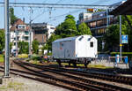 Der zweiachsige Materialwagen Vs 40 85 95 08 340-8 CH-SERSA der der Sersa (Rhomberg Sersa Rail Group) ist am 07 Juni 2015 beim Bahnhof Zürich-Tiefenbrunnen abgestellt.