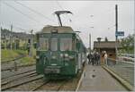 Autour de la voie ferrée / Rund um die eiserne Bahn (Herbstevent 2024) - Für den Kiestransport beschaffte die GFM im Jahre 1972 die beiden Treibwagen mit der Bezeichnung BDe 4/4 141 und 142. Die Triebwagen kamen mit Kieszügen mit einem Steuerwagen zum Einsatz. Später fuhren sie mit Pendelzügen im Regionalverkehr der GFM und TPF, jeweils in der damals aktuellen Farbgebung.  GFM Histoique  arbeitete ihren BDe 4/4 141 auf und zeigt ihn in der ursprünglichen Farbgebung. Durch die recht moderne Formgebung und die 1972 doch eher altgediente Farbgebung bietet der BDe 4/4 141 einen besonders kontrastreichen Reiz. Unter dem nun folgenden Link kann man sehen, wie sich der BDe 4/4 141 mit seinen Kieswagen wenige Jahre nach der Ablieferung zeigte: https://igschieneschweiz.startbilder.de/bild/schweiz~bahnhoefe~bulle/864431/triebwagen-141-der-einstigen-gruy232re-fribourg-morat-bahn.html 

Das Bild zeigt den BDe 4/4 141 in Blonay nach der Ankunft aus Chaulin.

7. September 2024