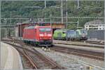 Die DB 185 104-7 verlässt als Lokzug den Bahnhof von Brig.