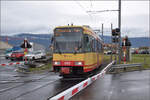Ende einer Ära - der Gleichstrom und die  Lokalbahn  gehen. 

Die Karlsruher Zweisystem-Strassenbahn  Be 4/8 003  alias 94 800 450 003-9 D-TVYS kommt aus Orbe in Chavornay an. Dezember 2025.
