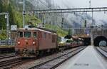 Neben Re 425 192 war auch Re 425 194 am 07.05.2024 vor Autozügen durch den Lötschbergtunnel im Einsatz, hier beim Verlassen der Verladestelle in Goppenstein.