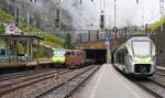 Am 07.05.2024 verlässt der RABe 528 117 den Bahnhof Goppenstein in Richtung Domodossola, links die Re 465 007 und Re 425 192 vor Autozügen durch den Lötschbergtunnel nach Kandersteg