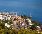   Blick von der Wallfahrtskirche Madonna del Sasso auf den Bahnhof Locarno, hier am 22.06.2016.