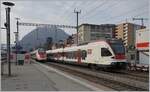 Noch verkehren einige TILO RABe 542 in der  alten  Lackierung, so wie der hier in Lugano ausfahrende RABe 524 112 als S10 nach Biasca. 

13. März 2023